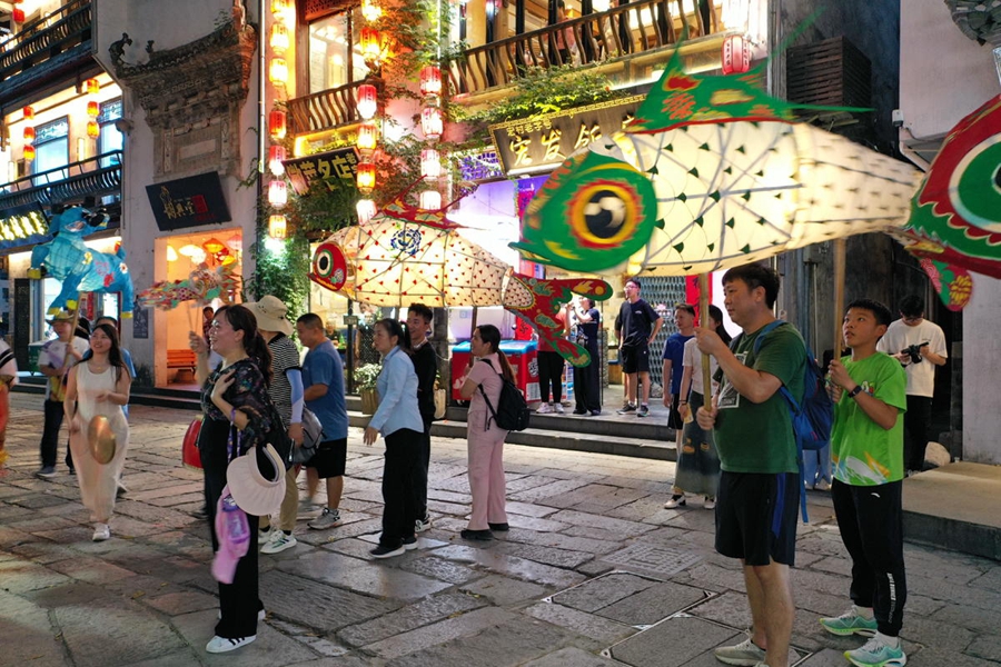 Traditional fish-shaped lanterns light up night economy in Yixian county, E China’s Anhui