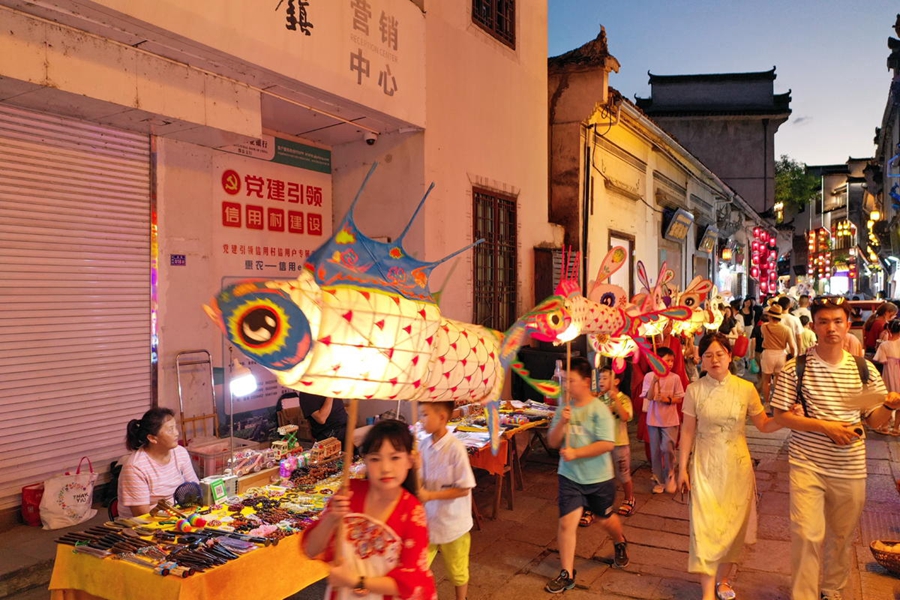 Traditional fish-shaped lanterns light up night economy in Yixian county, E China’s Anhui