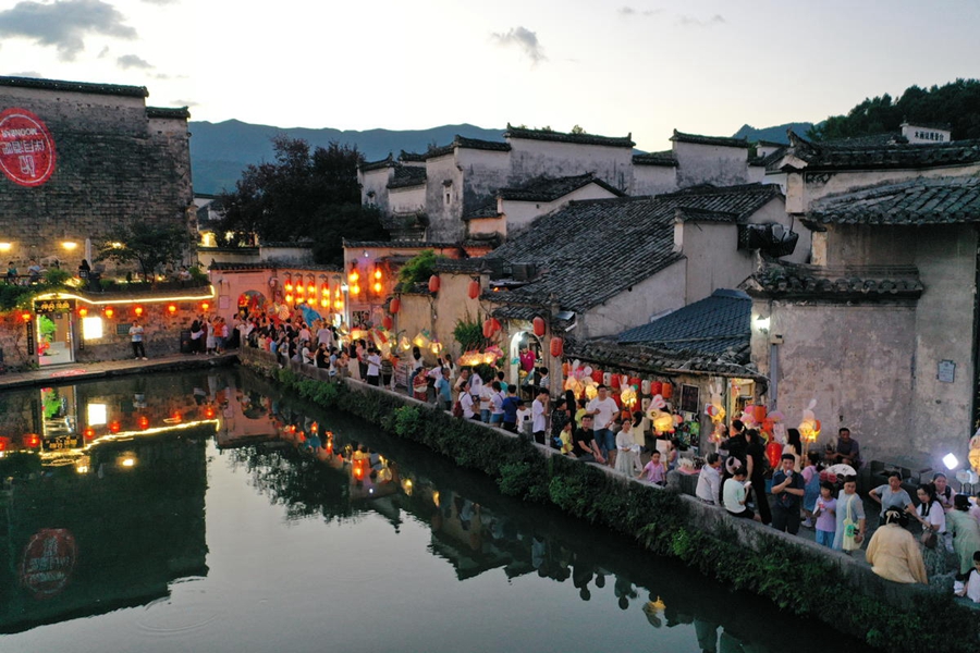 Traditional fish-shaped lanterns light up night economy in Yixian county, E China’s Anhui