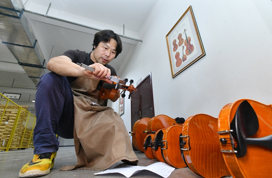 Musical instrument manufacturing leads way towards high-quality economic development in Suning, N China’s Hebei