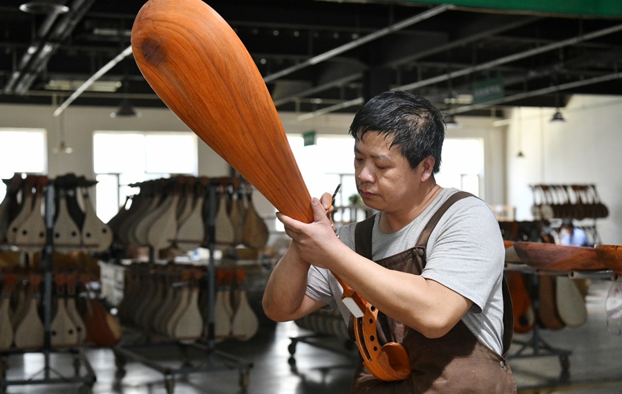 Musical instrument manufacturing leads way towards high-quality economic development in Suning, N China’s Hebei