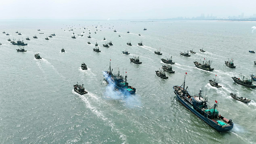 Hundreds of fishing boats set sail in E China as fishing ban lifted