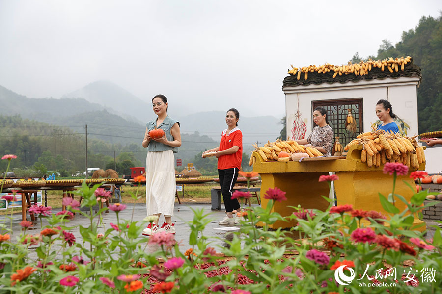 Chinese farmers celebrate annual harvest festival in Anhui village