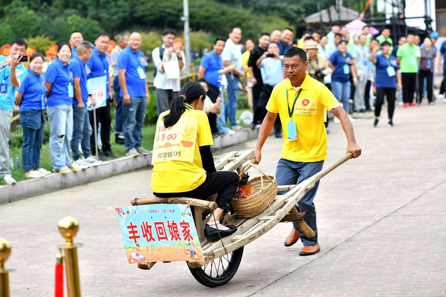 Chinese farmers celebrate annual harvest festival in Anhui village