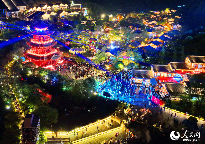 Night tours attract tourists to village in E China's Jiangxi during National Day holiday