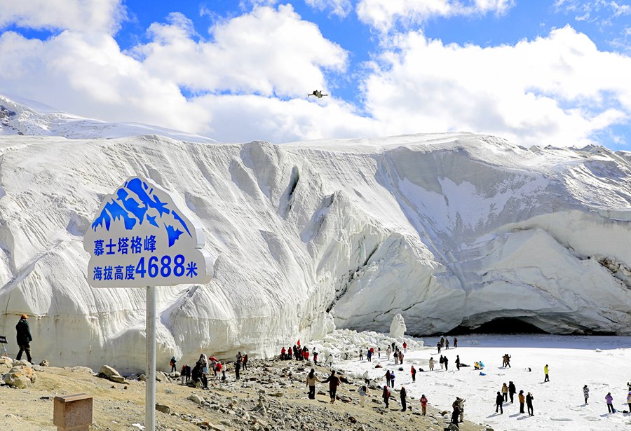 Stunning glacier park enchants visitors in NW China's Xinjiang