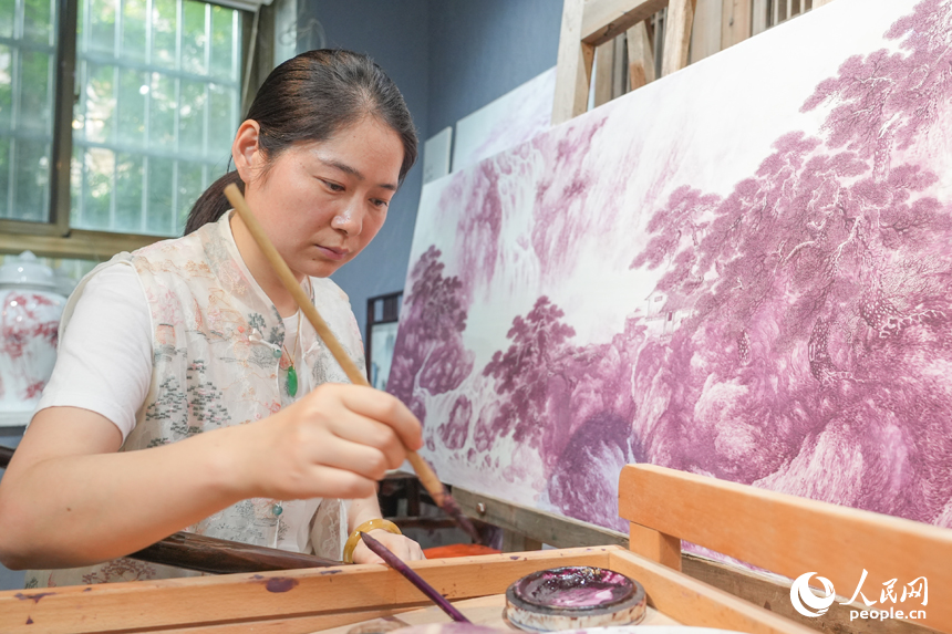 Inheritor passes on famille-rose porcelain in E China's Jiangxi