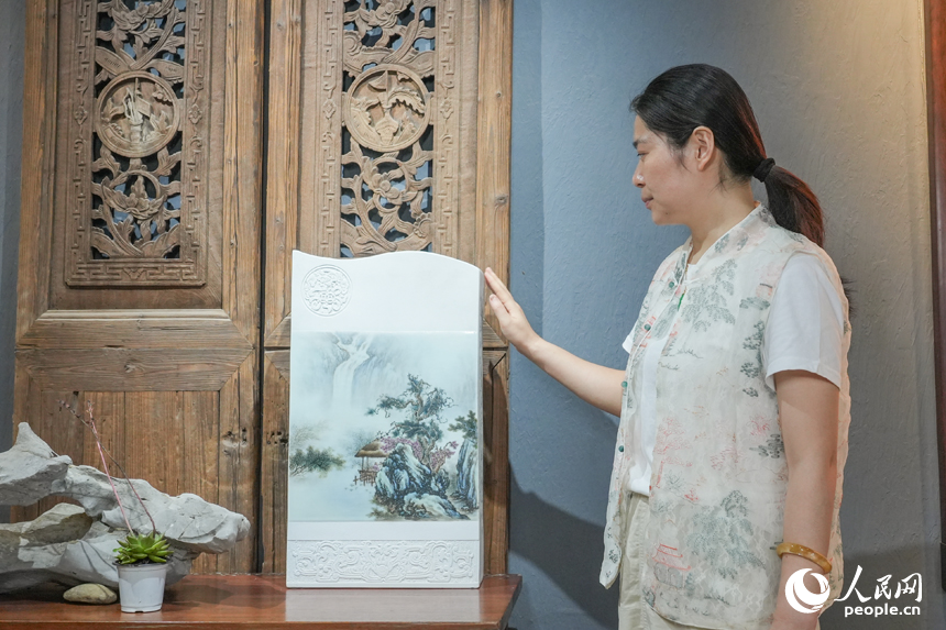 Inheritor passes on famille-rose porcelain in E China's Jiangxi