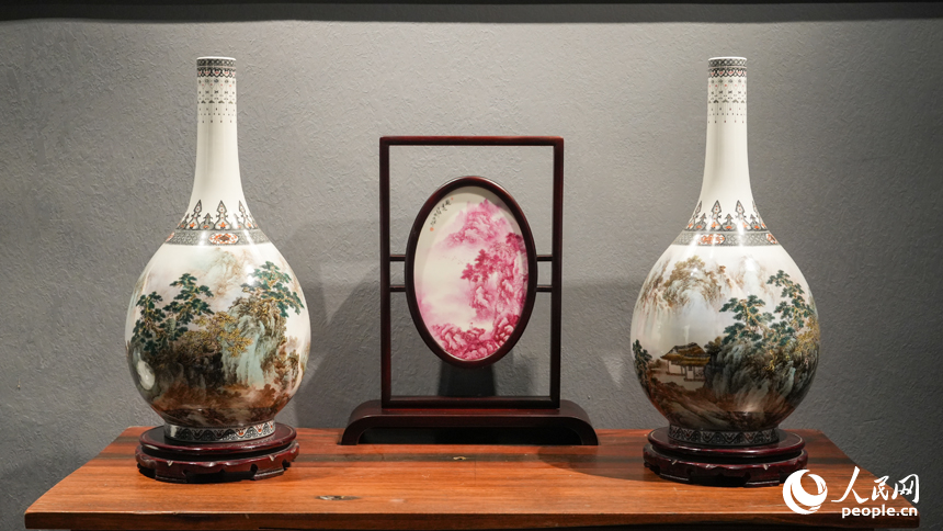 Inheritor passes on famille-rose porcelain in E China's Jiangxi