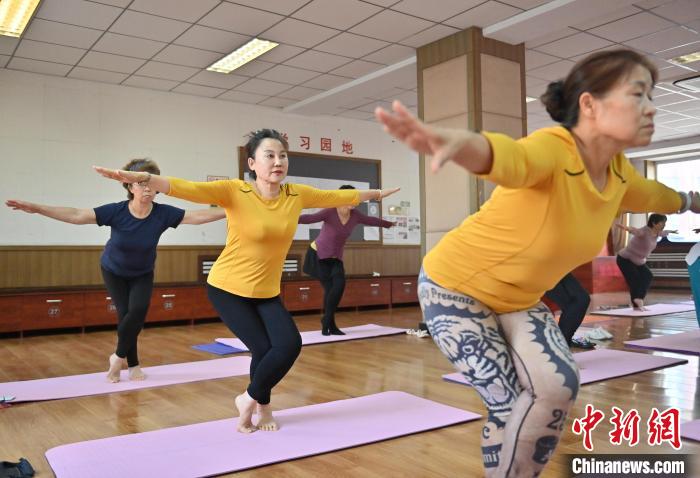 Elderly citizens fall in love with yoga in NE China's Jilin