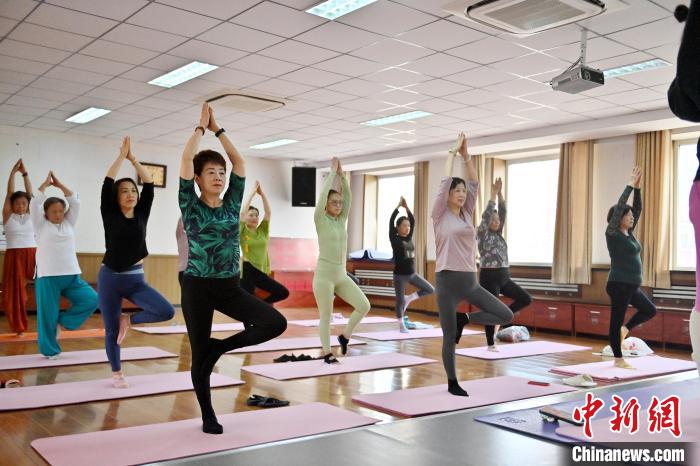 Elderly citizens fall in love with yoga in NE China's Jilin