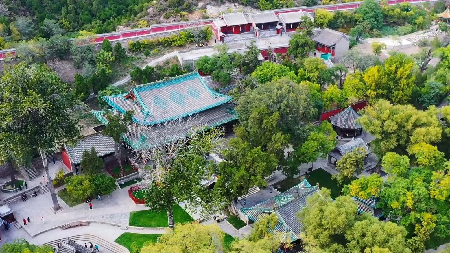 British host visits Jinci Temple in N China's Shanxi, 'meets' ancient statues of Chinese maidens