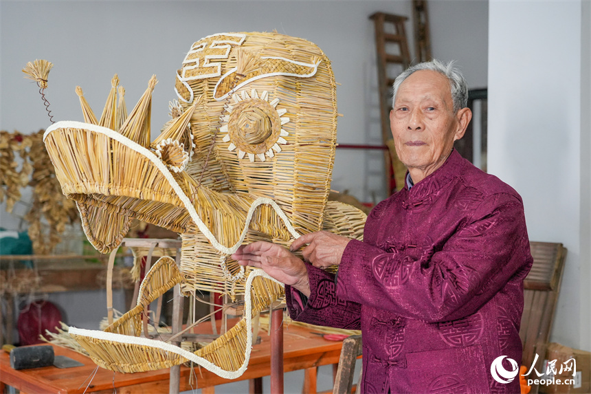 Chinese artisan preserves ancient straw dragon craft, creates 28-meter masterpiece