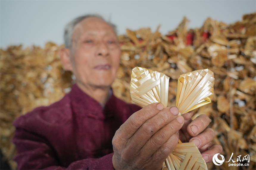 Chinese artisan preserves ancient straw dragon craft, creates 28-meter masterpiece