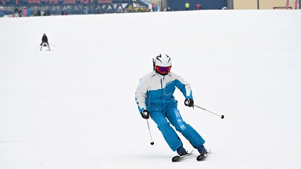 Quick-acting coach catches young snowboarder