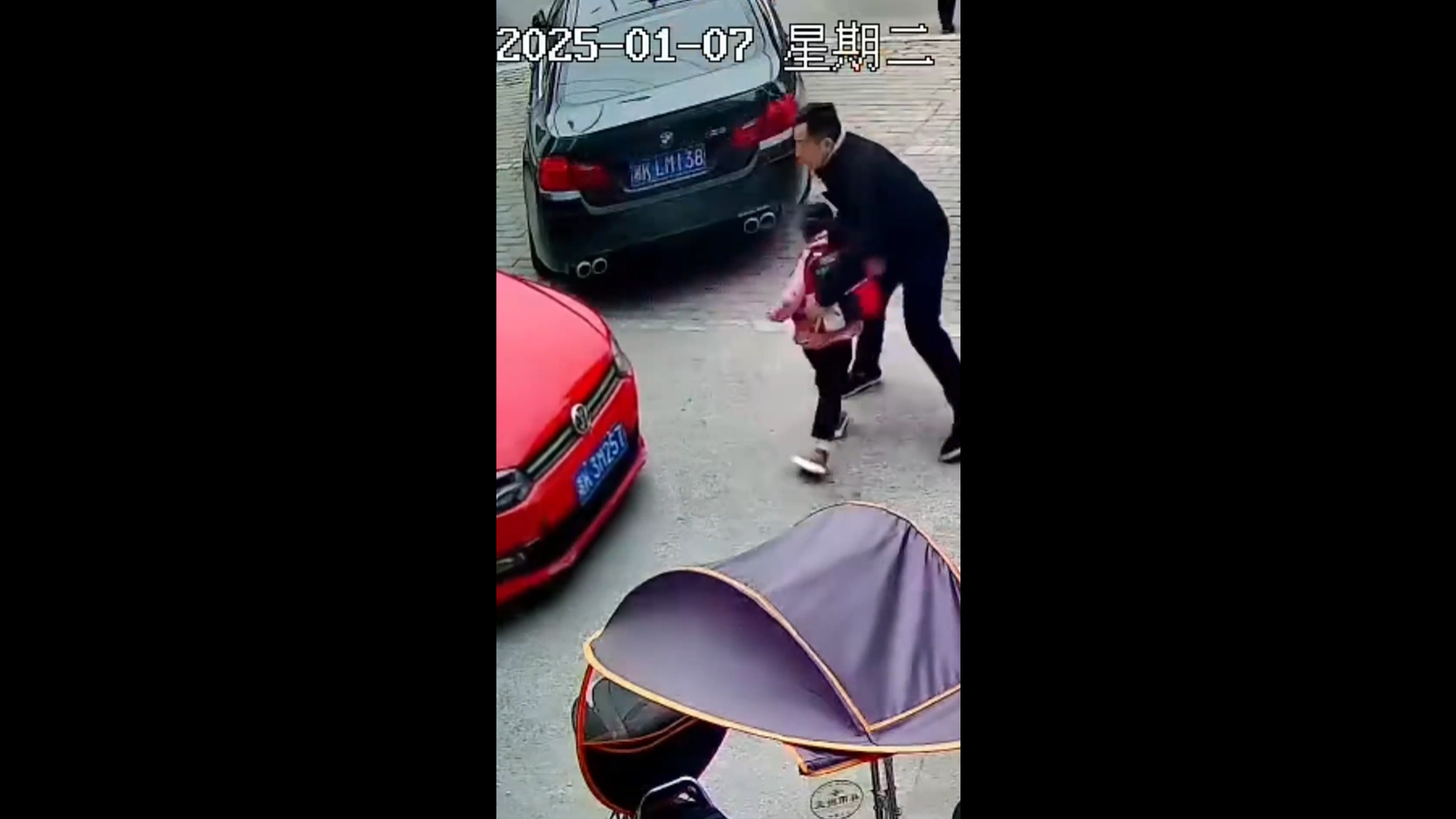 Ex-soldier saves girl from oncoming car in Hunan