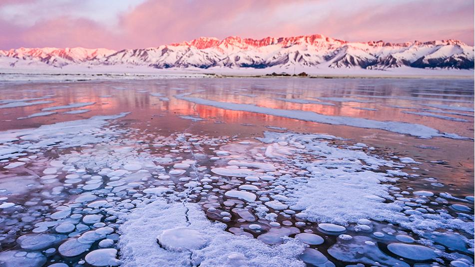 Xinjiang's Sayram Lake offers stunning winter scenery