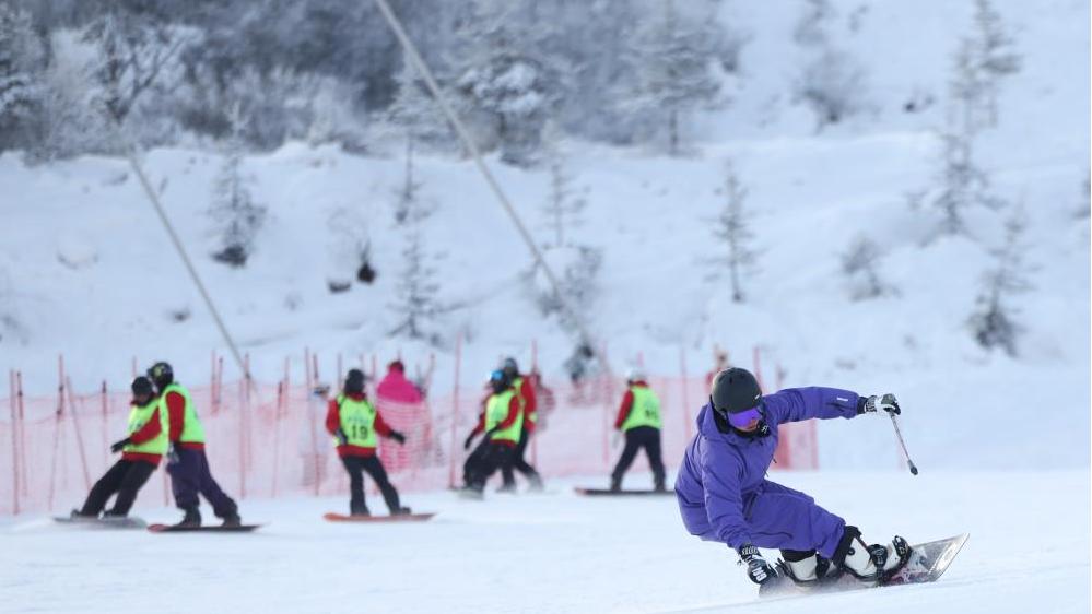 China's Sichuan attracts tourists, snow sports enthusiasts with rich ice and snow resources