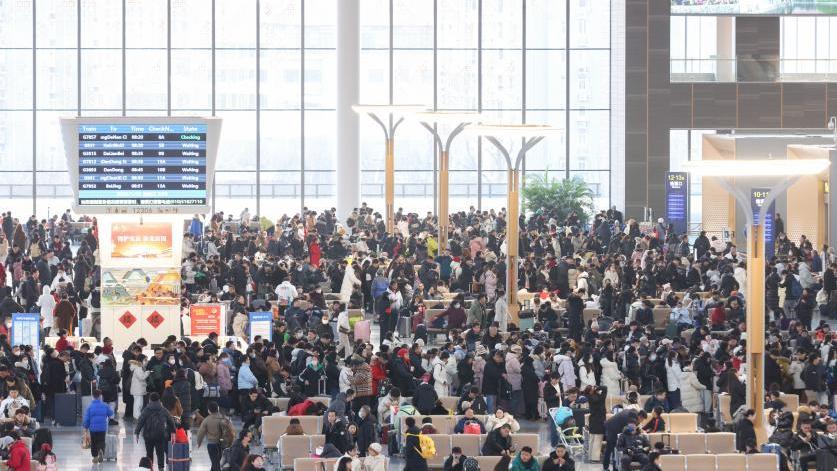 Chinese railways witness travel peak ahead of festival