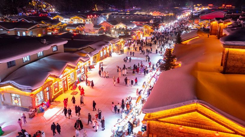 "Snow Town" attracts tourists with white snow and red lanterns in Mudanjiang