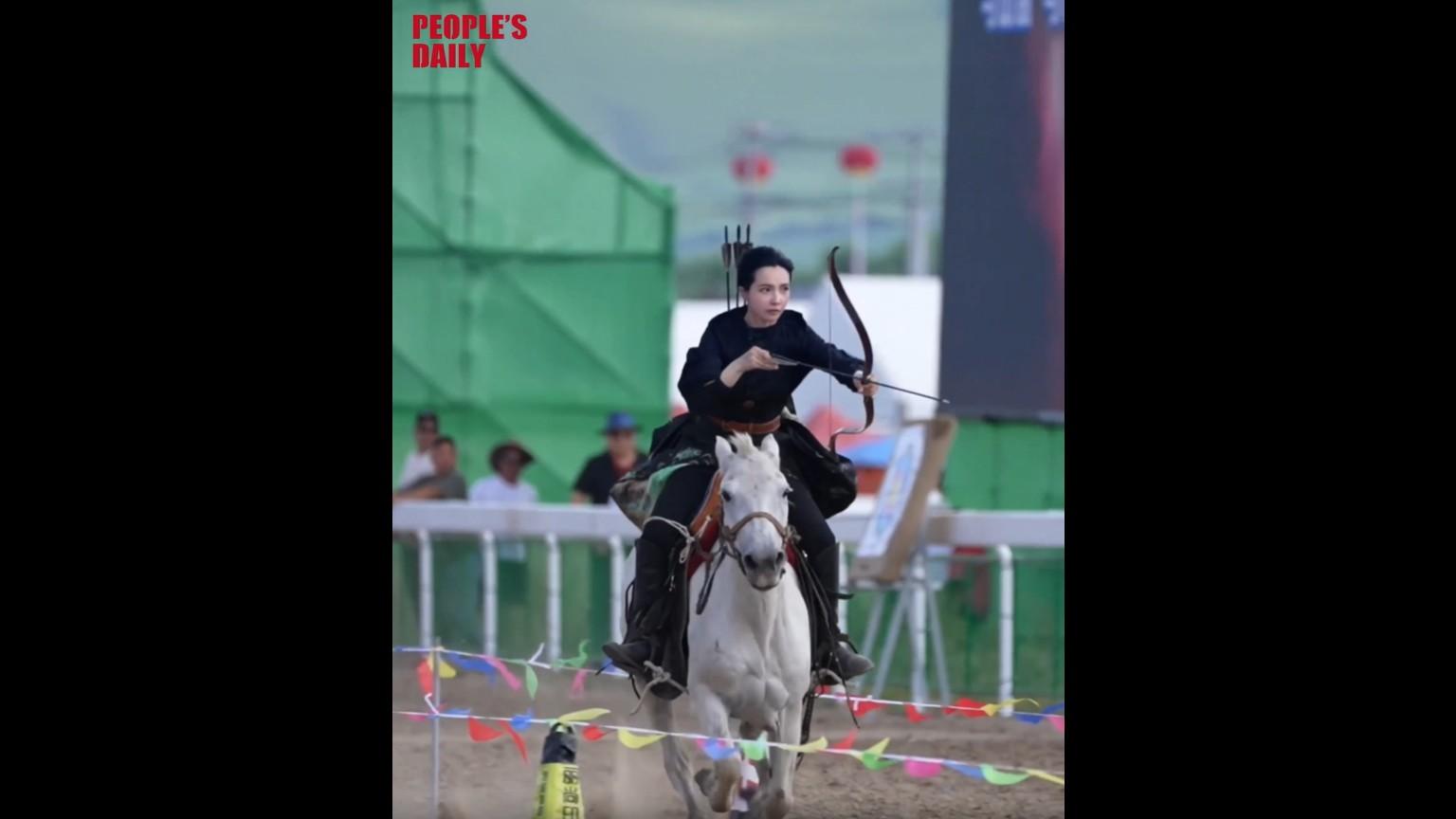 Hero on white horse rescues drowning victim in Hubei