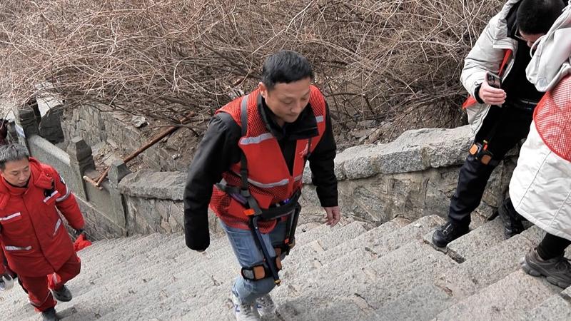 Climbing-assistance robot helps conquer Mount Taishan