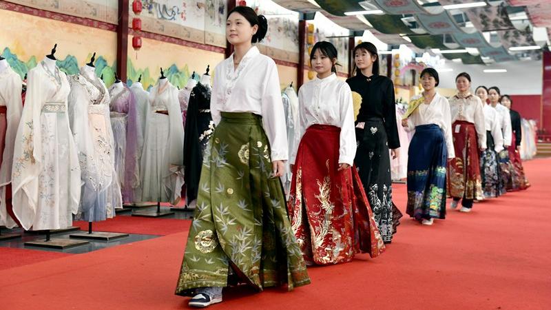 New Chinese-style clothing dominates Spring Festival with growing popularity