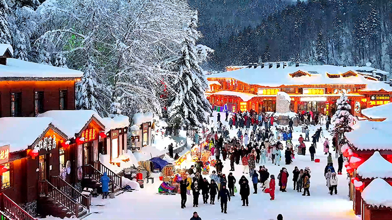 China's Snow Town scenic area buzzes with winter activity