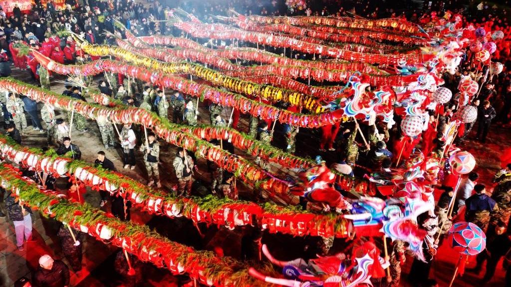 Dragon lantern parade attracts tourists in Shibing County of SW China's Guizhou