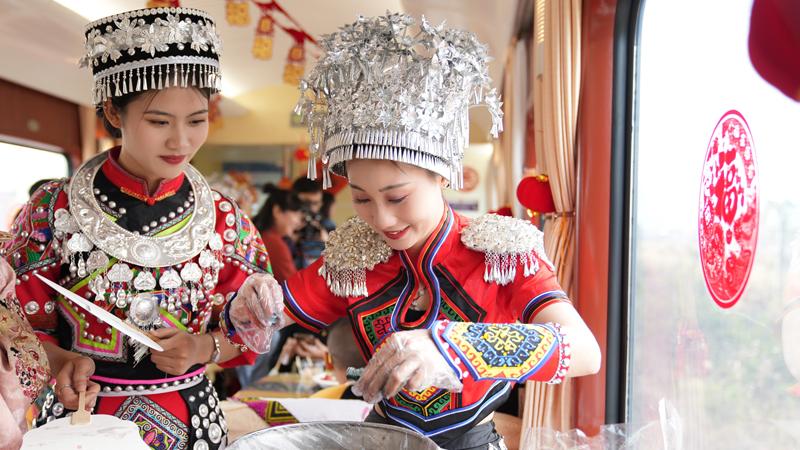 Traditional dishes launched on trains from S China's Guangxi, giving passengers more culinary delights