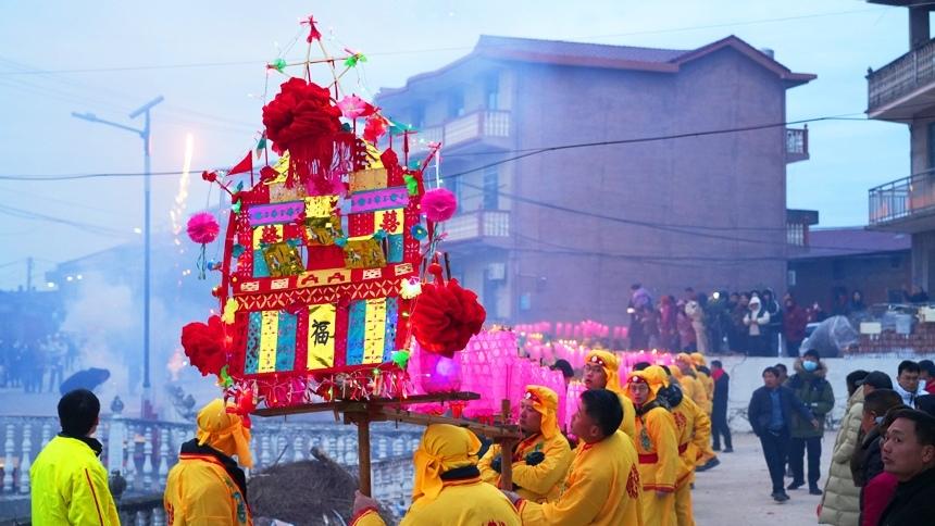 Lantern show adds festive atmosphere to village in E China's Jiangxi