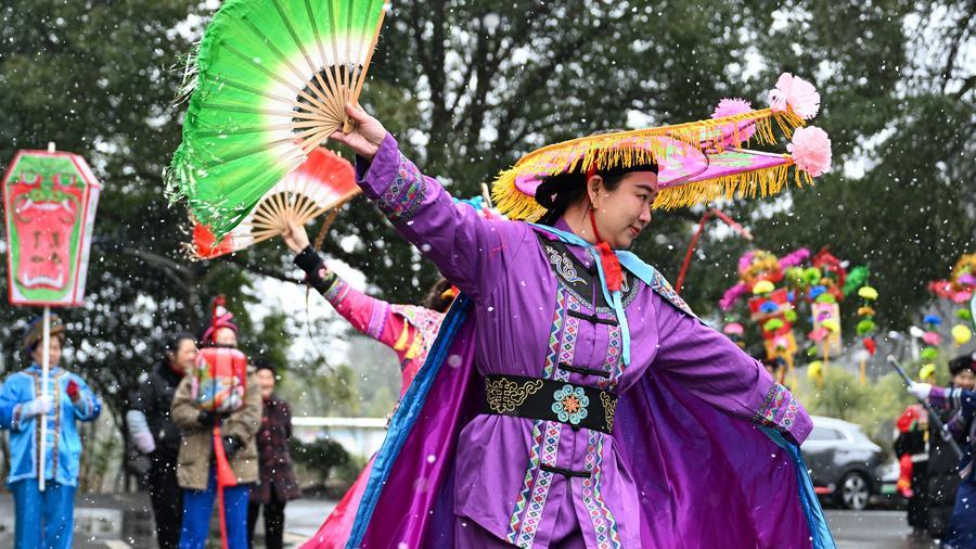 Folk art brings festivity in C China's Hubei Province