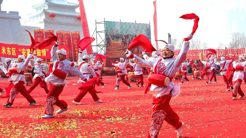 Urumqi in NW China's Xinjiang celebrates Lantern Festival with vibrant folk performances