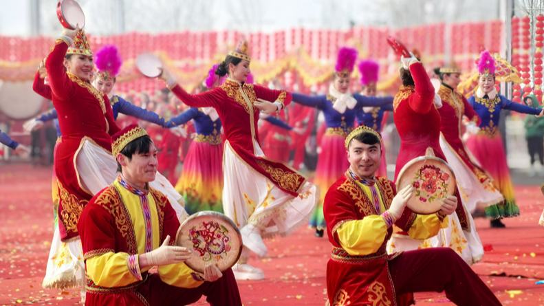 Urumqi in NW China's Xinjiang celebrates Lantern Festival with vibrant folk performances