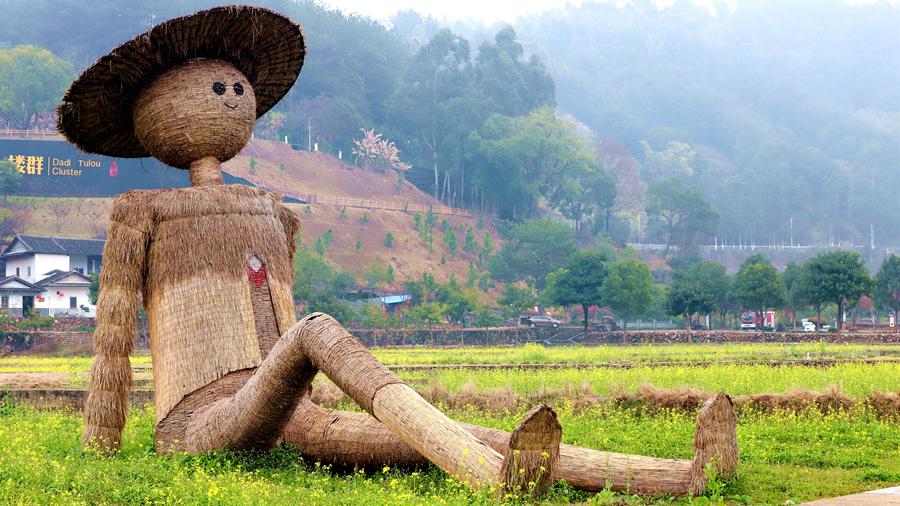 Beautiful scenery of rapeseed flowers and traditional earthen buildings draws crowds to Hua'an, SE China's Fujian