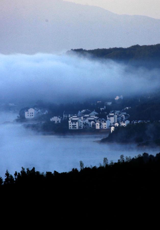 Photo taken on Nov. 5, 2012 shows the scenery of advection fog over Tachuan Village of Yi County in Huangshan City, east China's Anhui Province. (Xinhua/Shi Guangde)