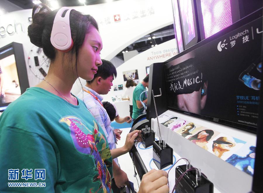 A girl experiences bluetooth headset at Macworld Asia 2012 Exhibition held in Beijing on August 2. (Photo/ Xinhua)