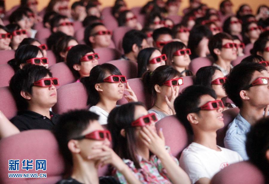 Students watch 3D film in a cinema in Tianjing on May 4. (Photo/ Xinhua)