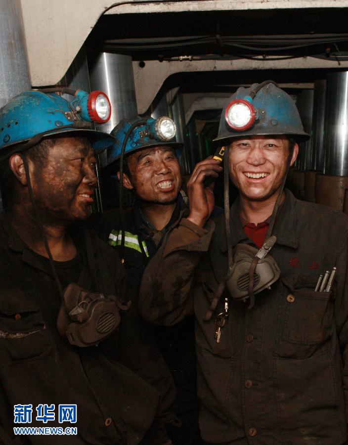 An Zhiguo, a miner is reporting their work by mobile phone in a mine in Shanxi province on January 8. (Photo/ Xinhua)