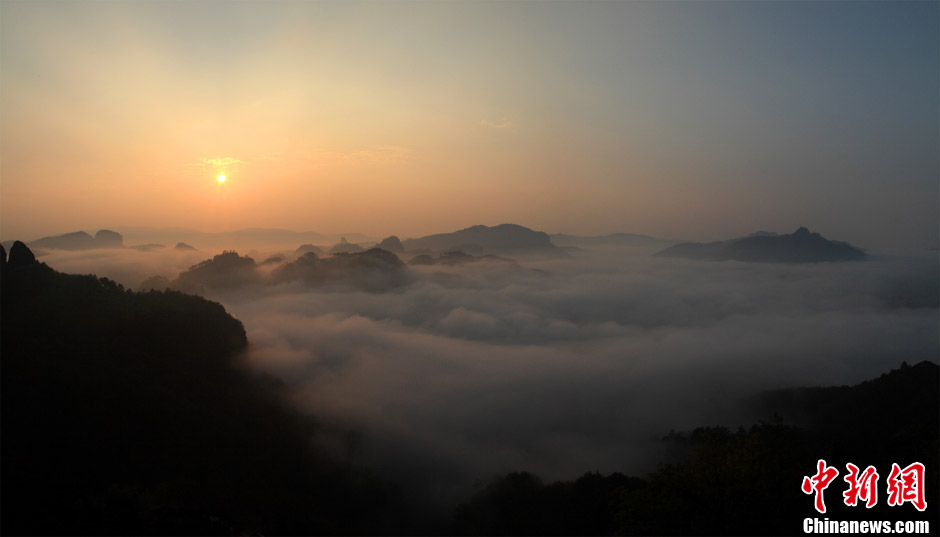 A sea of clouds looking like a majestic ink and wash painting appears in the sky over the  Wuyi Mountains scenic spot in south China's Fujian Province on Nov. 2, 2012.  (CNSPHOTO/ Yi Fan)