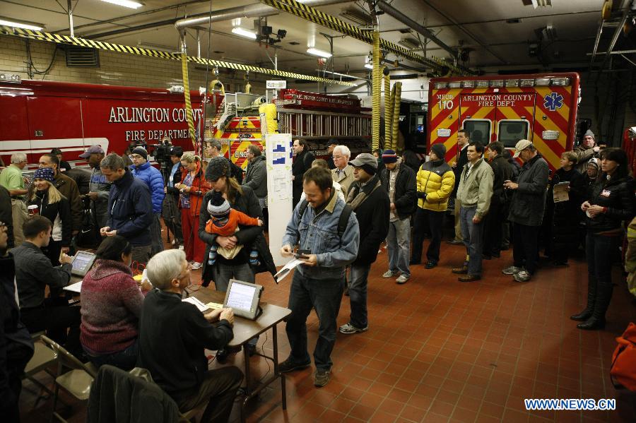 People queue up to vote in a polling station in Arlington of Virginia, the United States, on Nov. 6, 2012. The quadrennial U.S. presidential elections kicked off Tueseday. (Xinhua/Fang Zhe) 