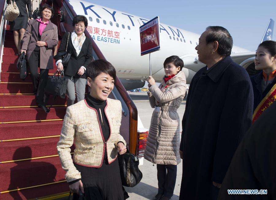 Delegates of the 18th National Congress of the Communist Party of China (CPC) from east China's Shanghai Municipality arrive in Beijing, capital of China, Nov. 6, 2012. The 18th CPC National Congress will be opened in Beijing on Nov. 8. (Xinhua/Wang Ye)