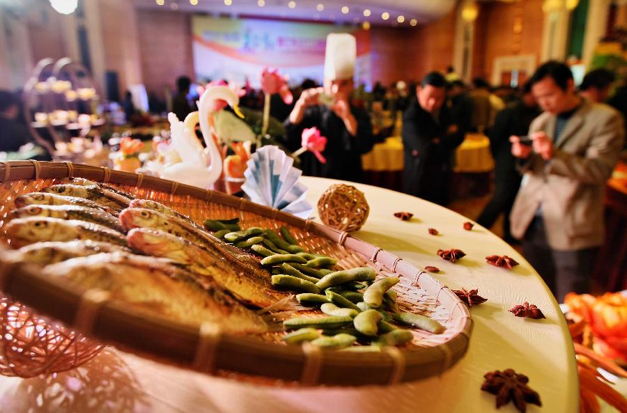 Visitors attend a cooking skill exchange activity in Zhenjiang City, east China's Jiangsu Province, Nov. 6, 2012. The exchange activity, launched by restaurant associations from eight cities of Jiangsu Province along the Yangtze River, opened here on Tuesday. (Xinhua/Xu Peiqin)