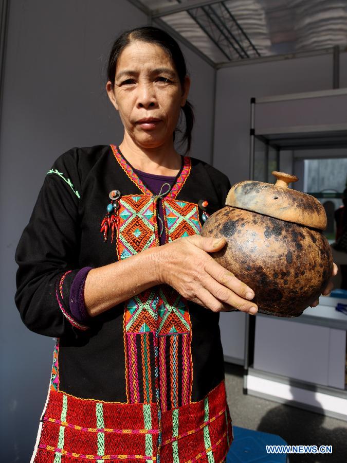 Zhang Setai, an heir to the traditional pottery technique of south China's Hainan Province, presents a piece of work at the China Huangshan Intangible Cultural Heritage Skills Exposition in Huangshan, east China's Anhui Province, Nov. 7, 2012. A total of 237 Chinese intangible cultural heritage items will be exhibited during the five-day event, which opened here on Wednesday. (Xinhua/Xu Zijian)