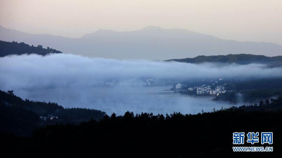 Photo taken on Nov.5, 2012 shows the beautiful autumn view in Tachuan village in Yi county in Anhui province. The Huizhou-style dwellings in Tachuan village at the foot of Mount Huang were shrouded in light fog after a morning rain, presenting the breathtaking scenery. (Xinhua/Shi Guangde)  