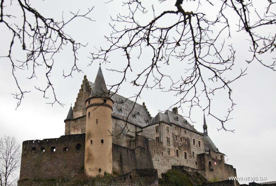 Photo taken on Nov. 4, 2012 shows Vianden Castle, Luxembourg. Vianden Castle was built between the 11th and 14th century on the foundations of a Roman castle and a Carolingian refuge. It is one of the largest and most beautiful feudal residences during the Romanesque and Gothic periods in Europe. (Xinhua/Yan Ting)