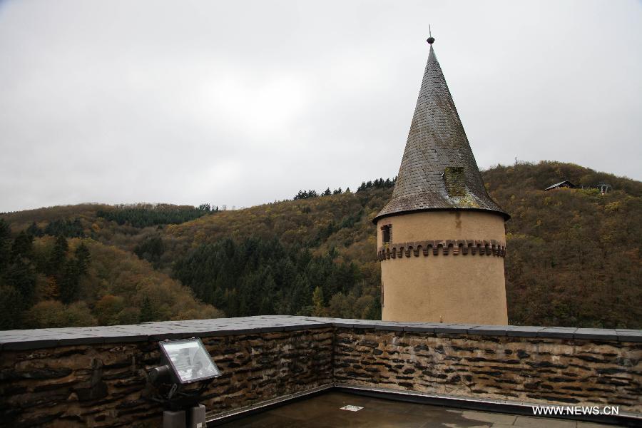 Photo taken on Nov. 4, 2012 shows Vianden Castle, Luxembourg. Vianden Castle was built between the 11th and 14th century on the foundations of a Roman castle and a Carolingian refuge. It is one of the largest and most beautiful feudal residences during the Romanesque and Gothic periods in Europe. (Xinhua/Yan Ting)