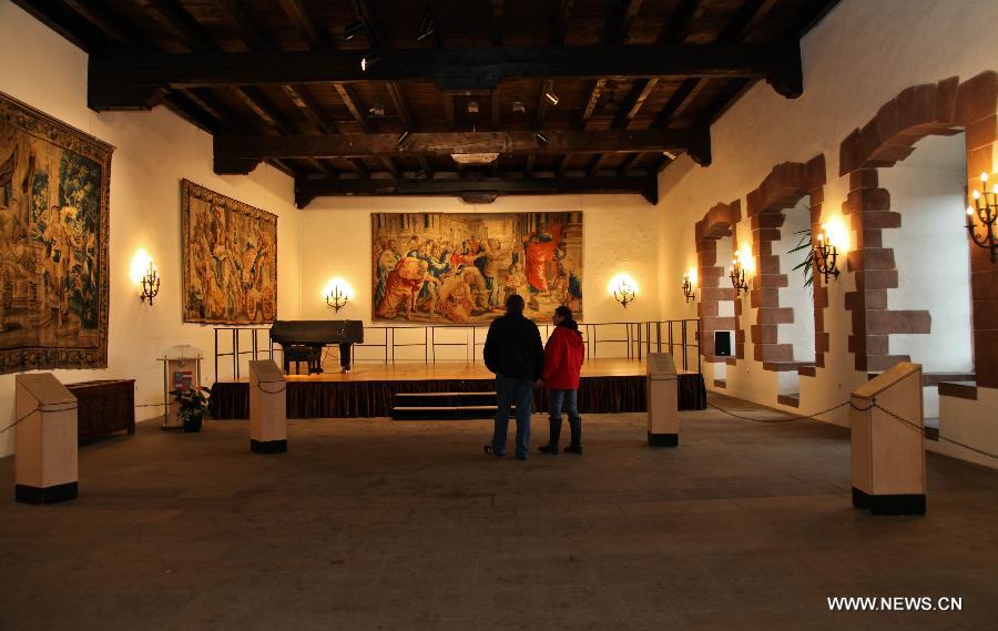 Photo taken on Nov. 4, 2012 shows the indoor scene of Vianden Castle, Luxembourg. Vianden Castle was built between the 11th and 14th century on the foundations of a Roman castle and a Carolingian refuge. It is one of the largest and most beautiful feudal residences during the Romanesque and Gothic periods in Europe. (Xinhua/Yan Ting)