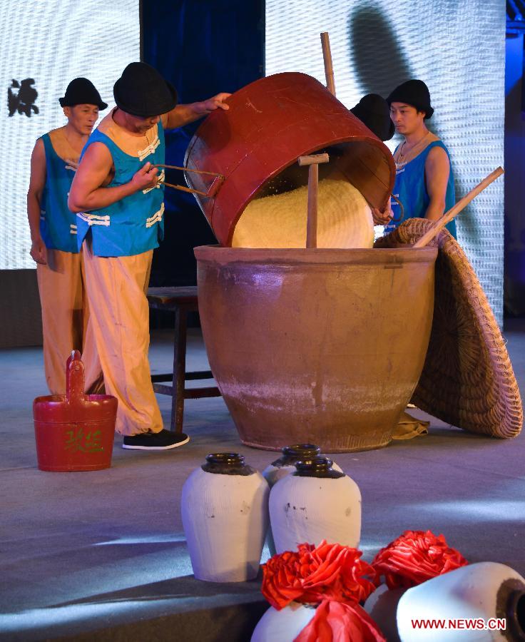 Workers perform brewing yellow rice wine during a ceremony at a rice wine brewery in Shaoxing, east China's Zhejiang Province, Nov. 7, 2012. (Xinhua/Xu Yu)