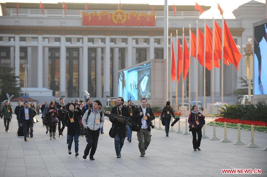 Journalists walk through the Tian'anmen Square towards the Great Hall of the People to report the opening of the 18th National Congress of the Communist Party of China (CPC) in Beijing, capital of China, Nov. 8, 2012. The 18th CPC National Congress will be opened in Beijing on Thursday morning. (Xinhua/Li Xin) 